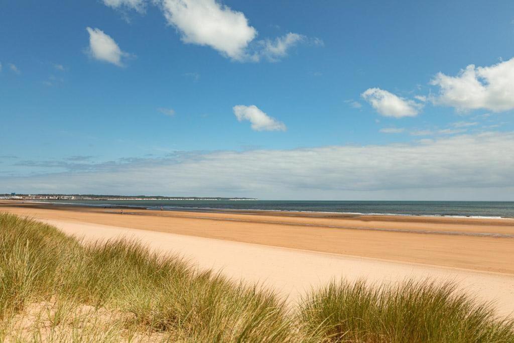 Beachfront Apartment - Ground Floor Apartment With Sea Views, Next To The Beach, Bridlington, North Yorkshire Bessingby Экстерьер фото